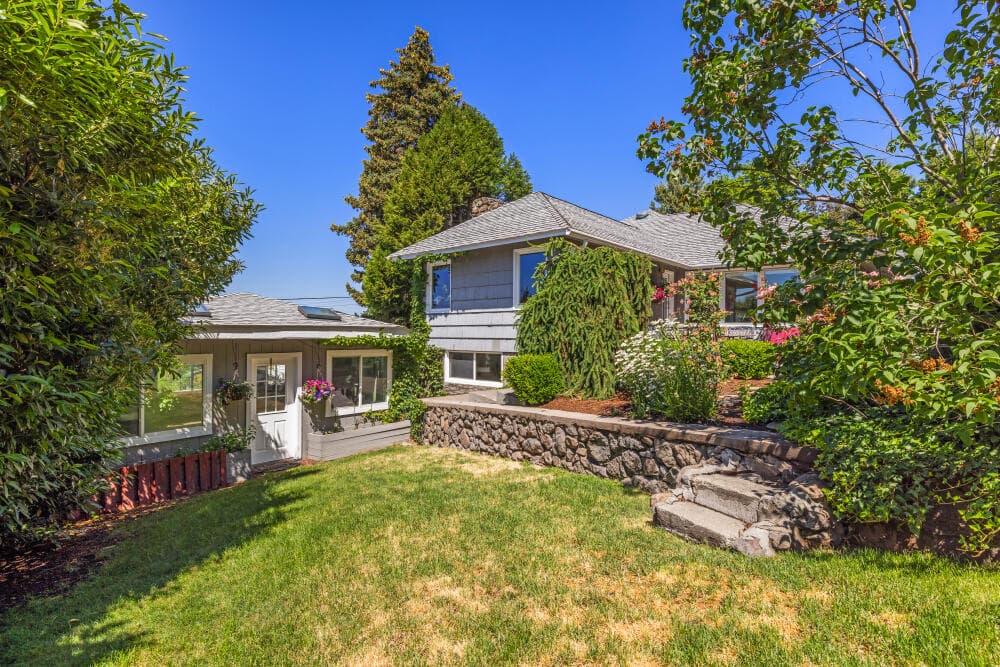 Bonus Rm above garage. Photo 5 of 79, 525 Mesa Street, Klamath Falls, OR 97601