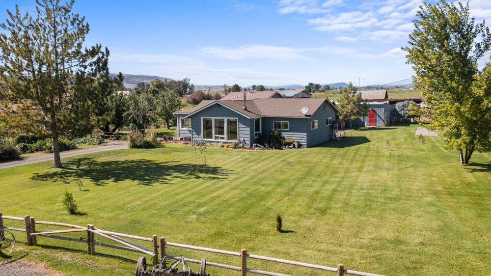 00003. Photo 3 of 83, 10403 Matney Way, Klamath Falls, OR 97603