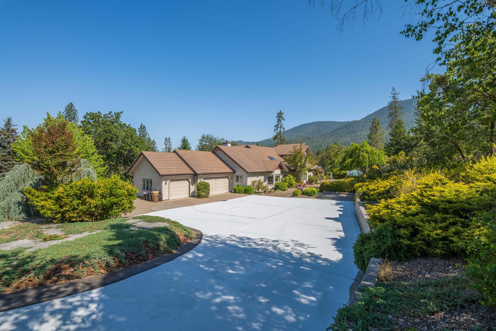 701SerenityLn-002. Photo 2 of 79, 701 Serenity Lane, Grants Pass, OR 97526