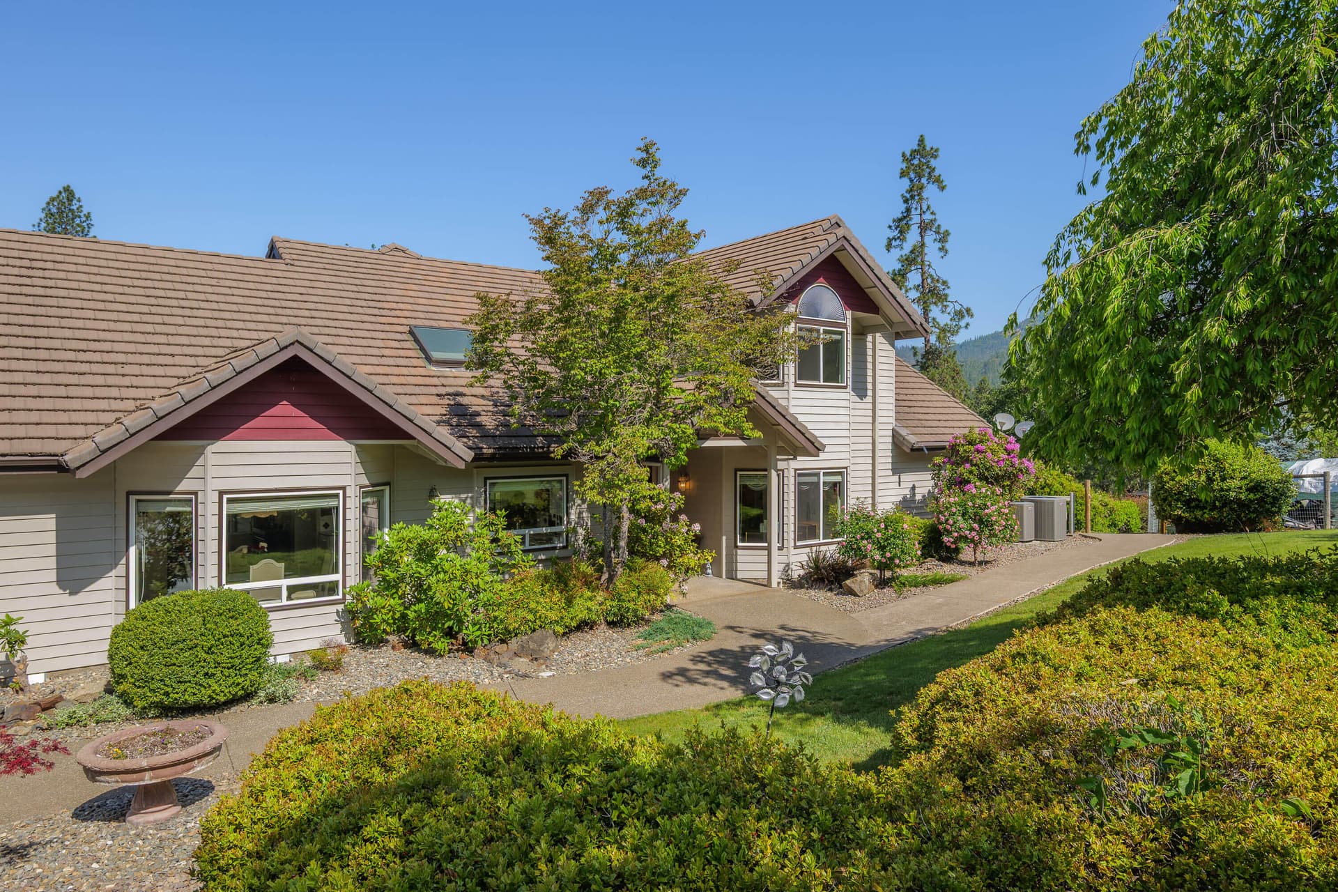 701SerenityLn-004. Photo 3 of 79, 701 Serenity Lane, Grants Pass, OR 97526