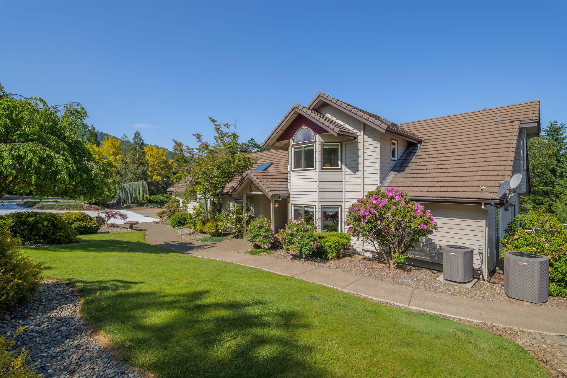 701SerenityLn-005. Photo 4 of 79, 701 Serenity Lane, Grants Pass, OR 97526