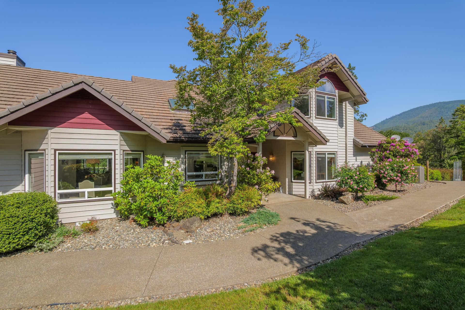 701SerenityLn-008. Photo 5 of 79, 701 Serenity Lane, Grants Pass, OR 97526