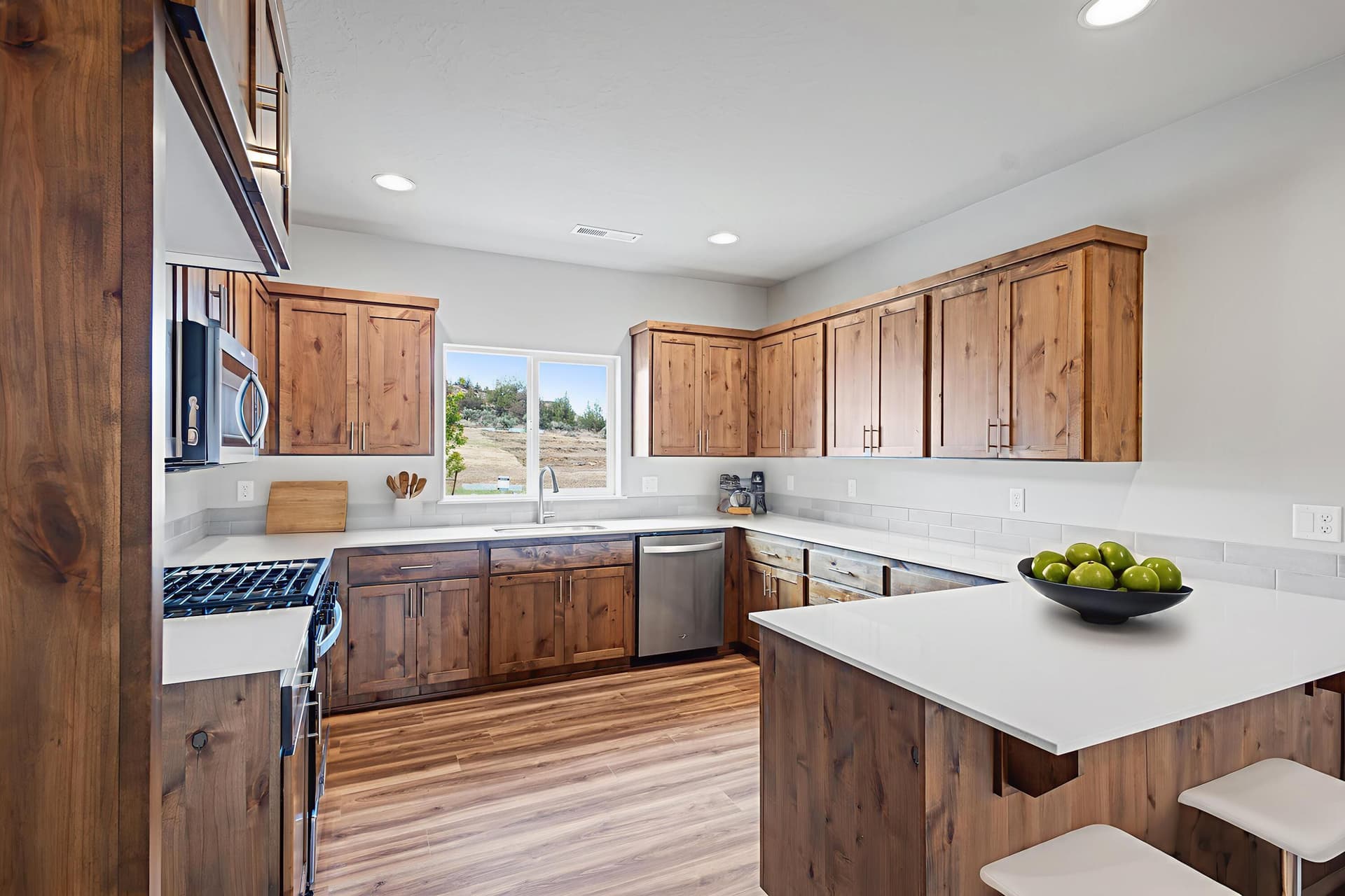 Kitchen. Photo 4 of 14, 582 SW H Street Unit Lot 1, Madras, OR 97741