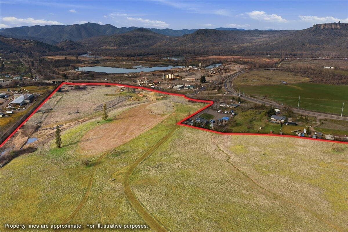 5. Photo 5 of 14, 7505 Blackwell Road, Central Point, OR 97502
