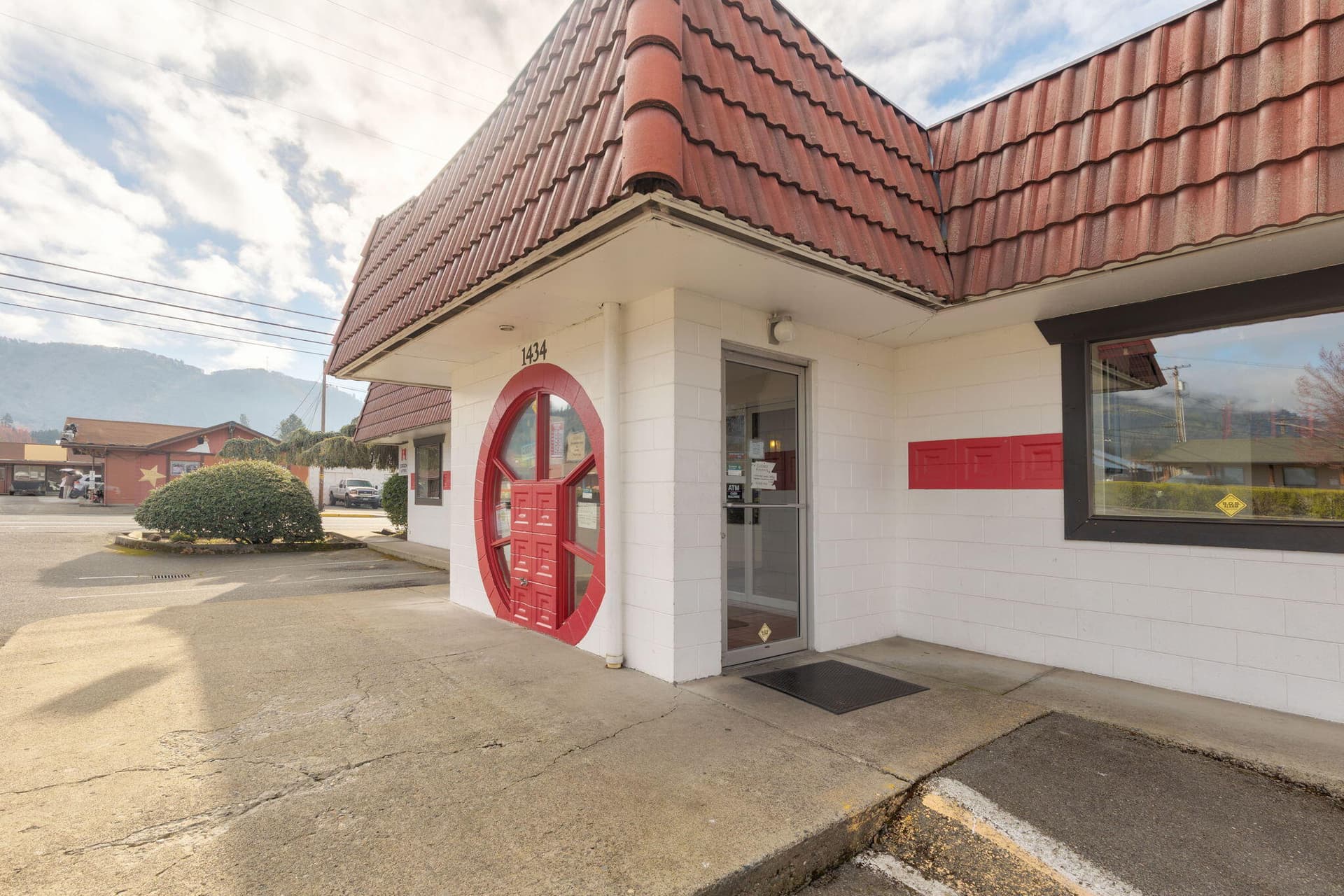 1434-Right entry jpg. Photo 4 of 44, 1434 NW 6TH Street, Grants Pass, OR 97526