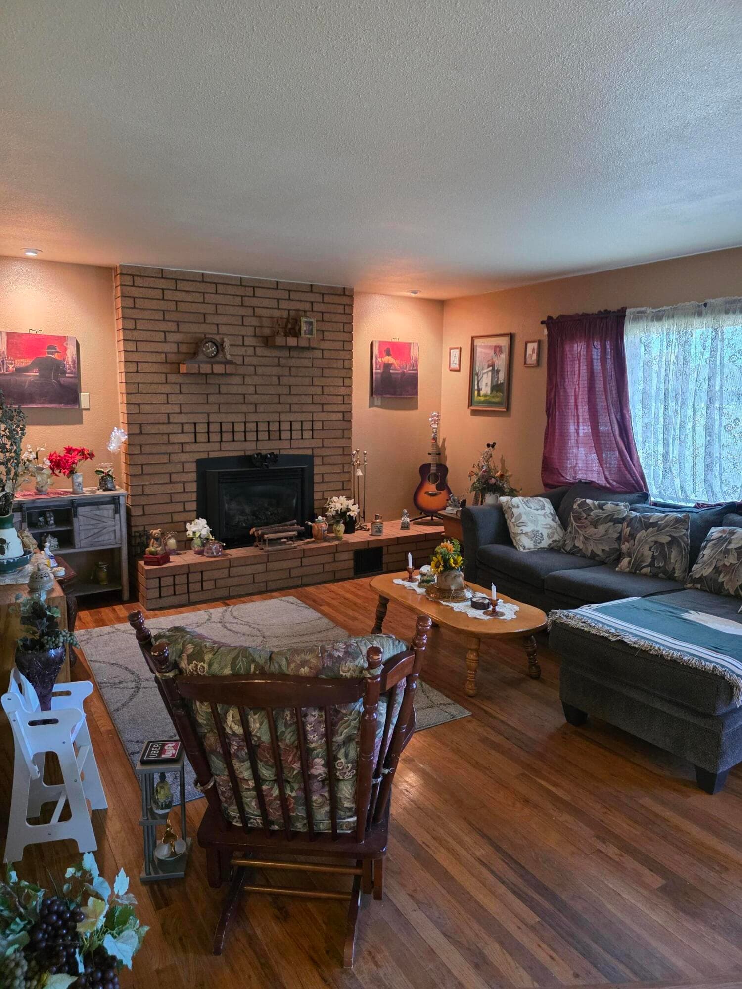 4302 Living Room. Photo 4 of 8, 4302 Onyx Avenue, Klamath Falls, OR 97603