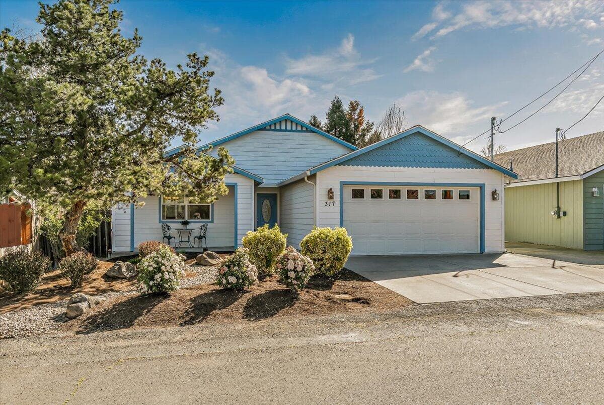 02-2. Photo 1 of 31, 317 Jeanette Avenue, Medford, OR 97501