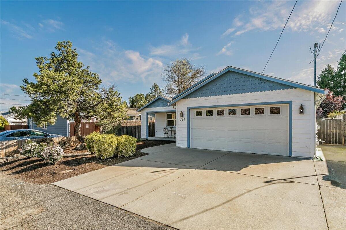 04-4. Photo 2 of 31, 317 Jeanette Avenue, Medford, OR 97501