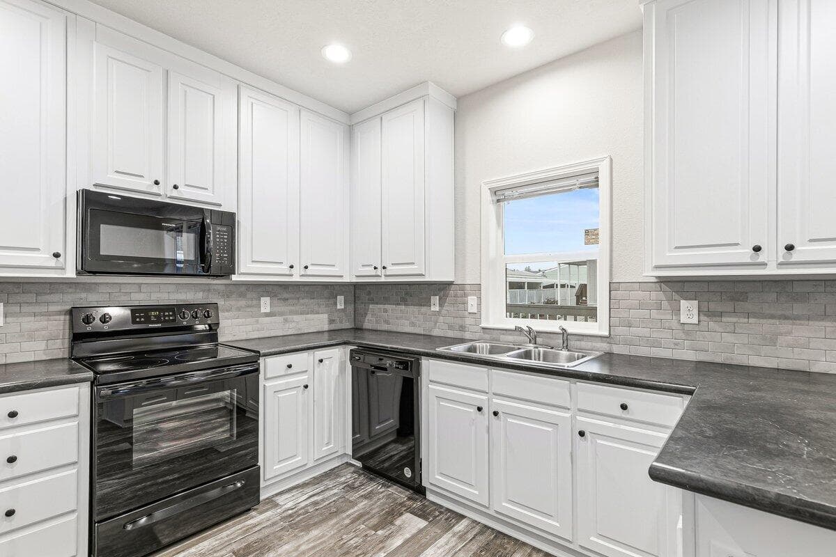 10-2. Photo 5 of 18, 8401 Old Stage Road Unit 25, Central Point, OR 97502