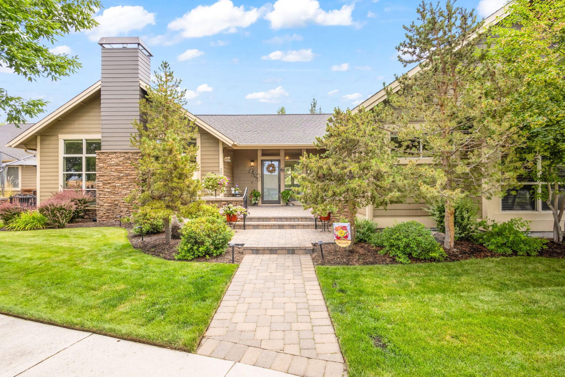 2-web-or-mls-02. Photo 1 of 49, 301 SE Larkspur Drive, Madras, OR 97741