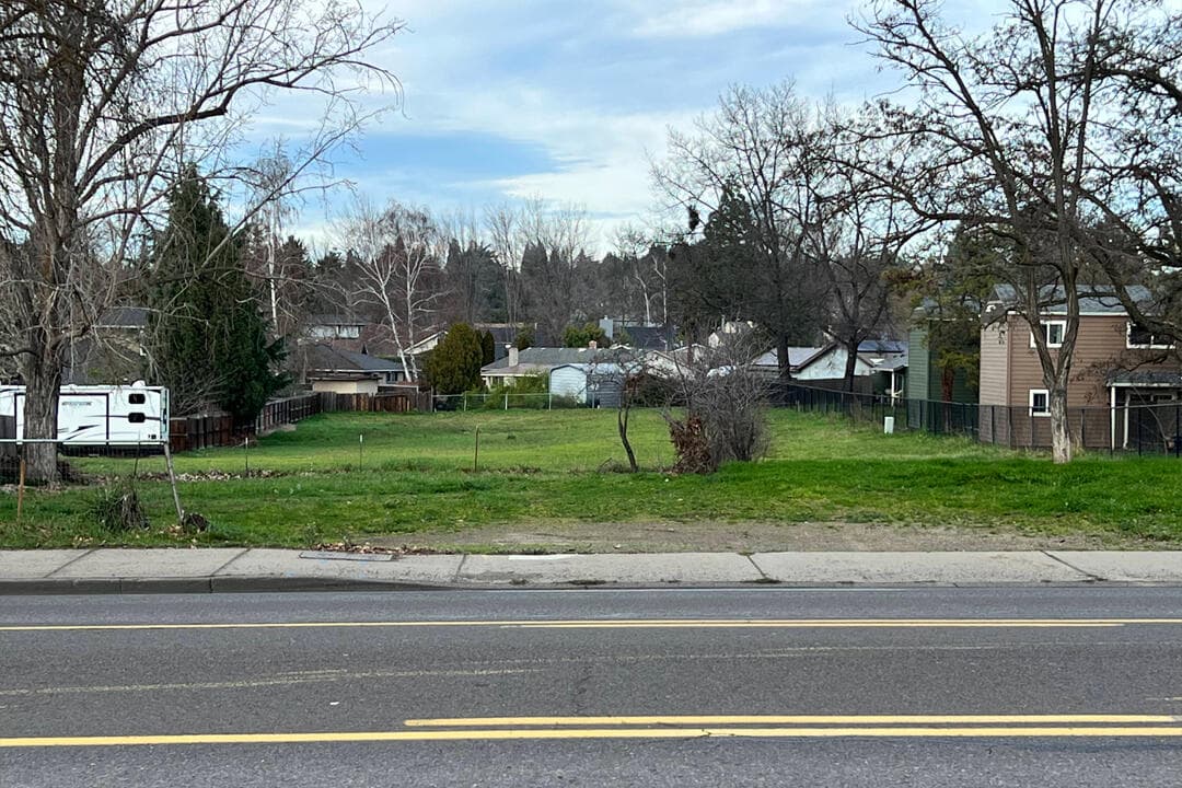 008. Photo 2 of 12, 2549 E Barnett Road, Medford, OR 97504