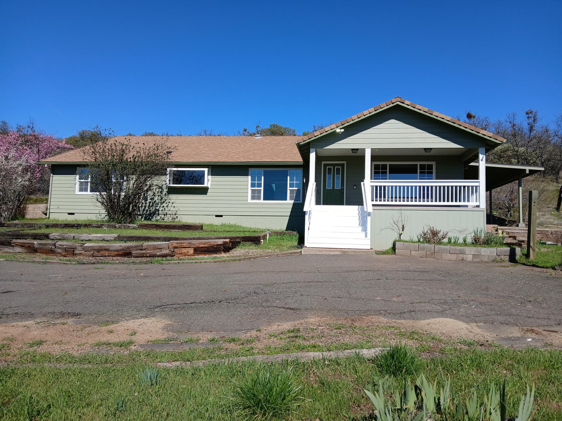 Front. Photo 1 of 42, 1360 W Linn Road, Eagle Point, OR 97524