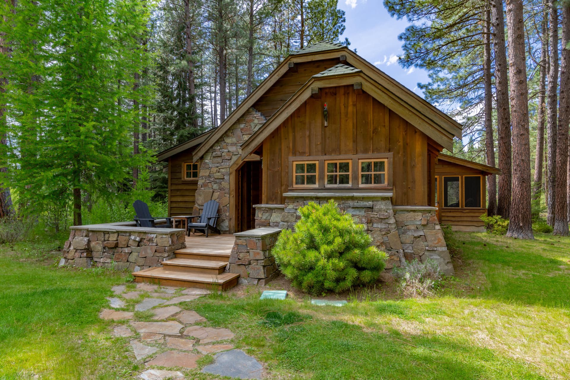 metolius-river-luxury-cabin-26-exterior-. Photo 2 of 25, 13375 SW Forest Service Road Unit 26, U2, Camp Sherman, OR 97730