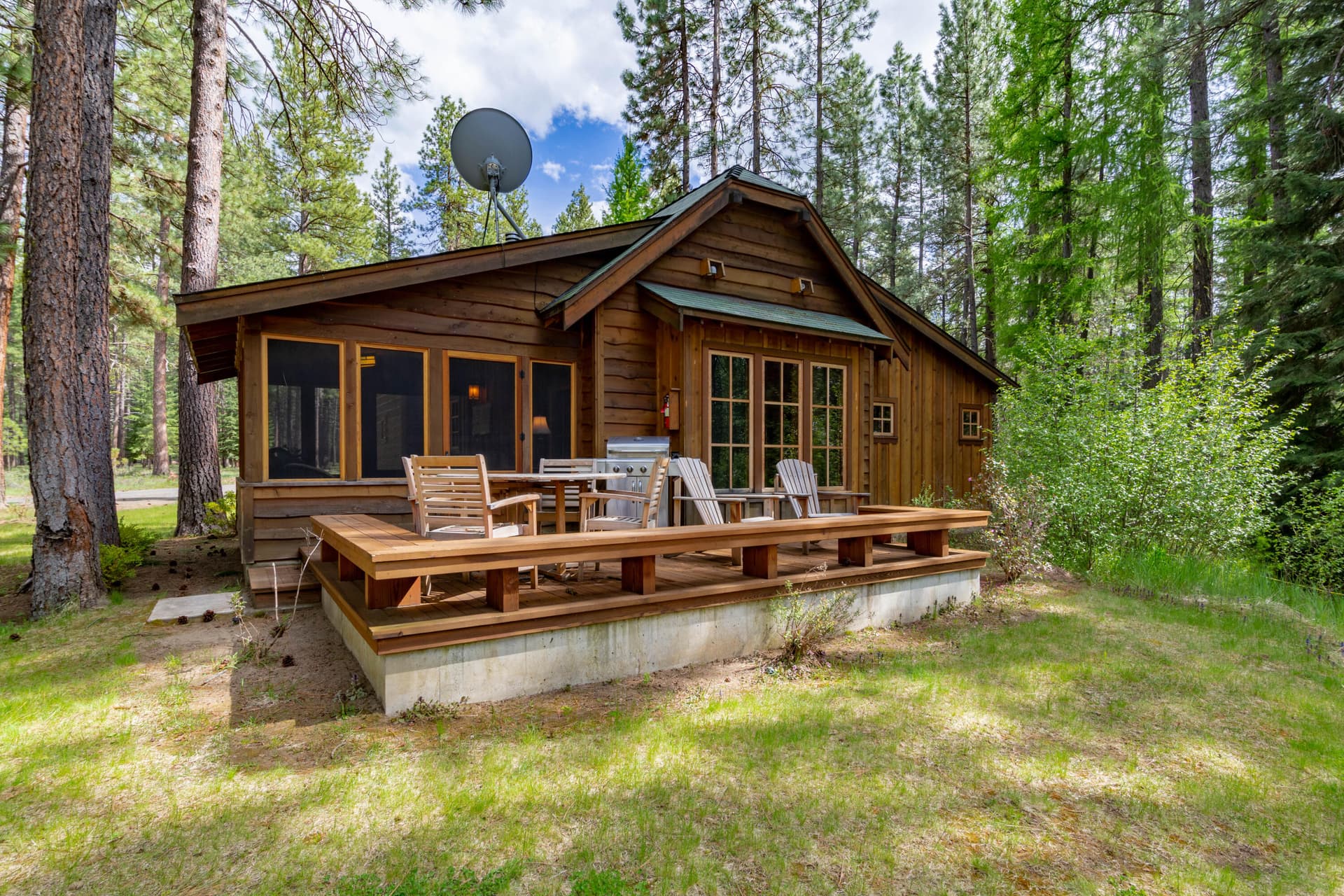 metolius-river-luxury-cabin-26-exterior-. Photo 3 of 25, 13375 SW Forest Service Road Unit 26, U2, Camp Sherman, OR 97730
