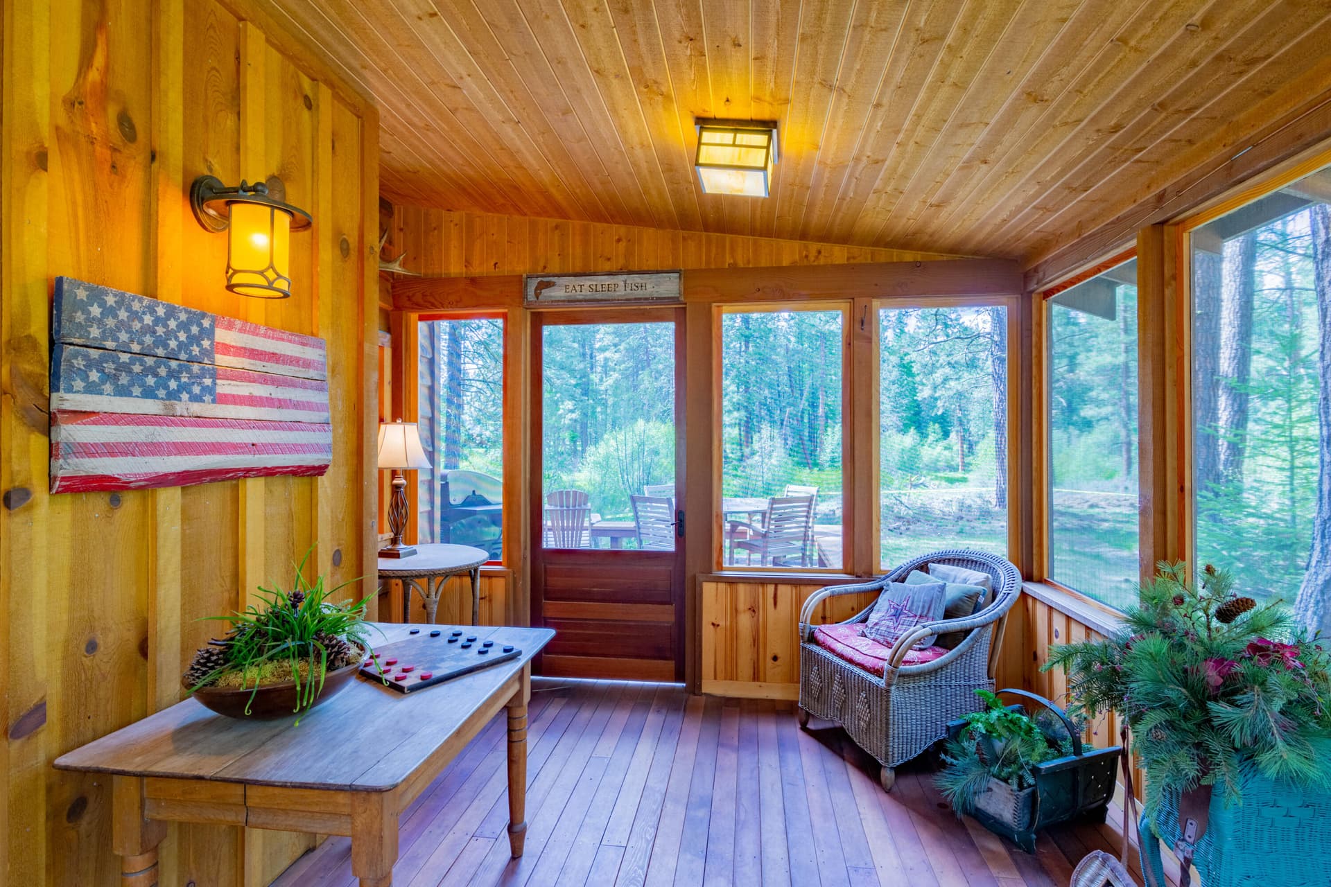 metolius-river-luxury-cabin-26-screenedp. Photo 4 of 25, 13375 SW Forest Service Road Unit 26, U2, Camp Sherman, OR 97730