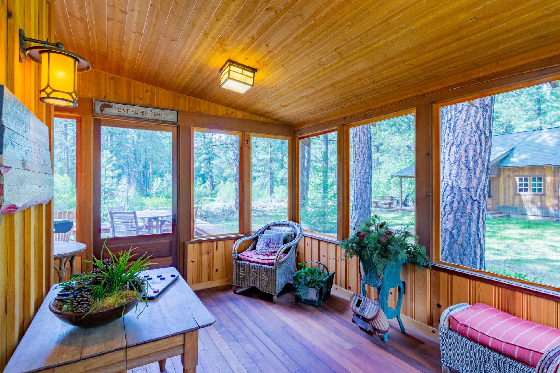 metolius-river-luxury-cabin-26-screenedp. Photo 5 of 25, 13375 SW Forest Service Road Unit 26, U2, Camp Sherman, OR 97730