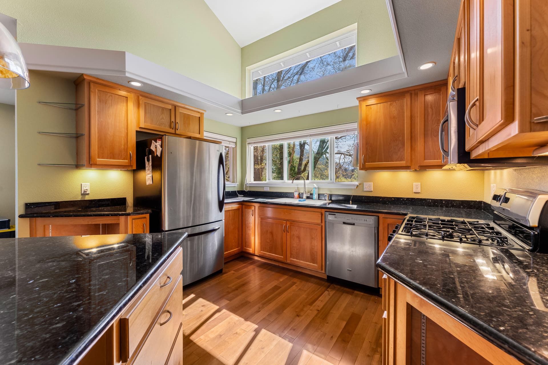 Kitchen. Photo 4 of 23, 105 Cedar Ridge Terrace, Rogue River, OR 97537