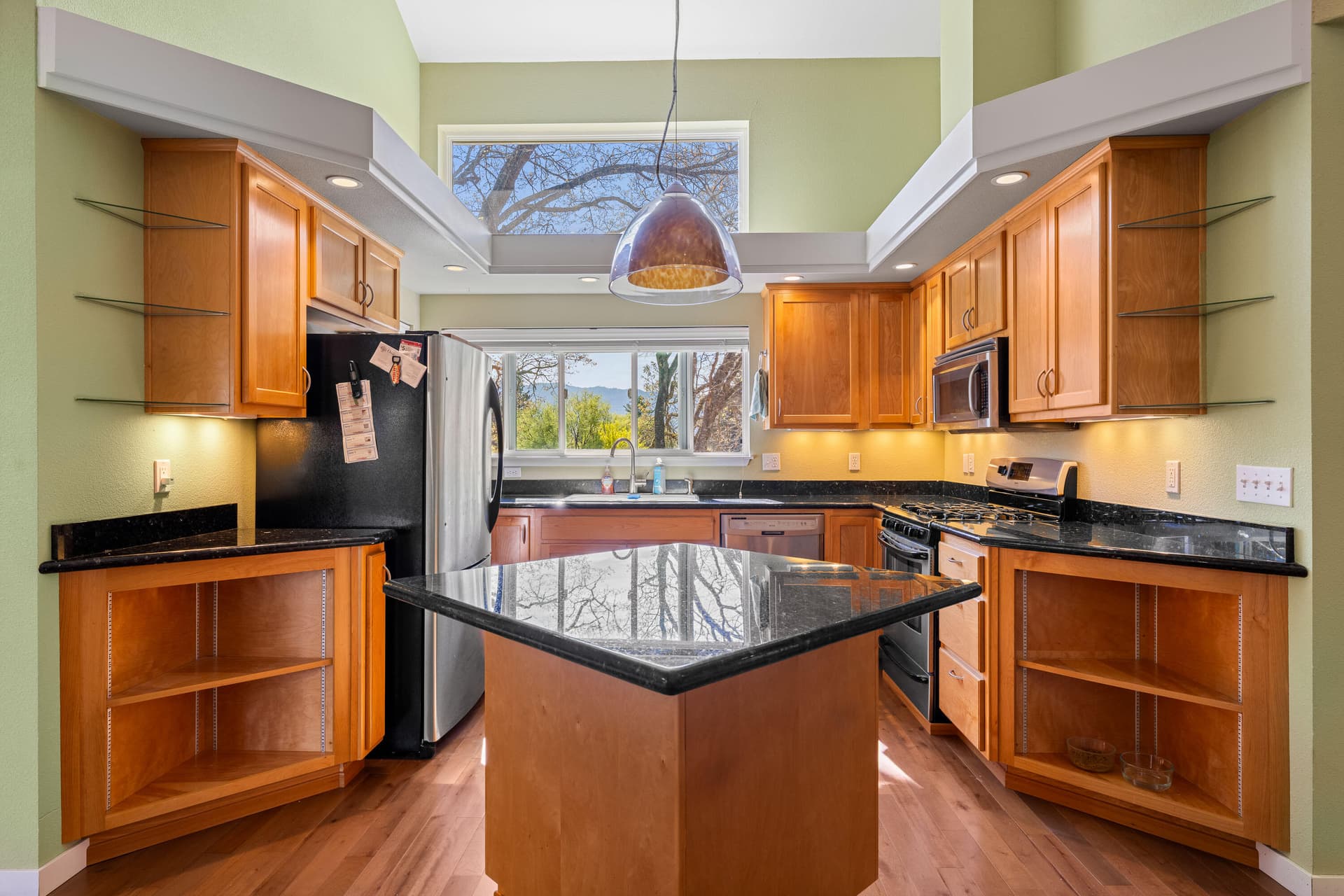Kitchen. Photo 3 of 23, 105 Cedar Ridge Terrace, Rogue River, OR 97537