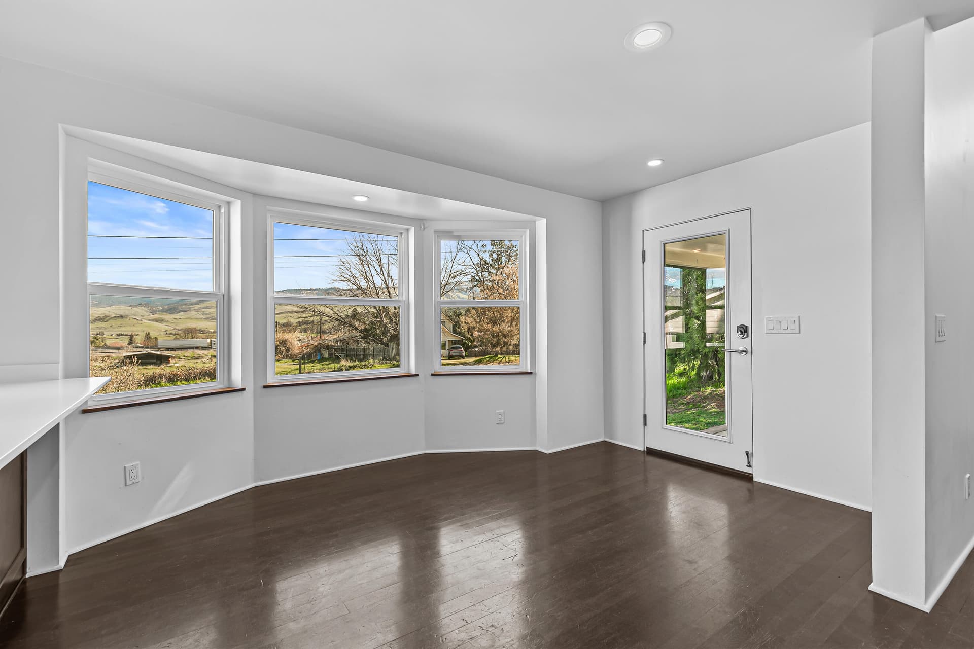 593 Crowson Road, Ashland, OR 97520. Photo 4 of 36, 593 Crowson Road, Ashland, OR 97520