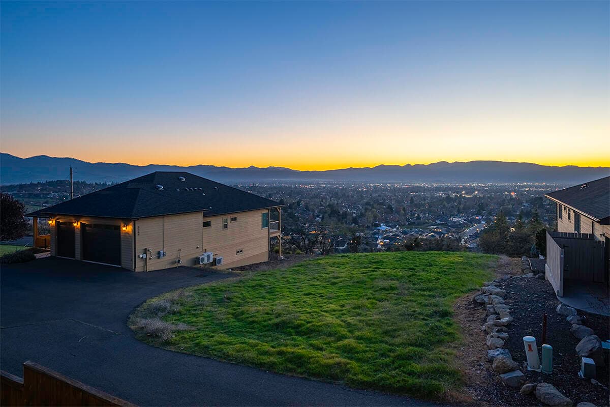 3. Photo 3 of 12, 3258 Annapolis Drive, Medford, OR 97504