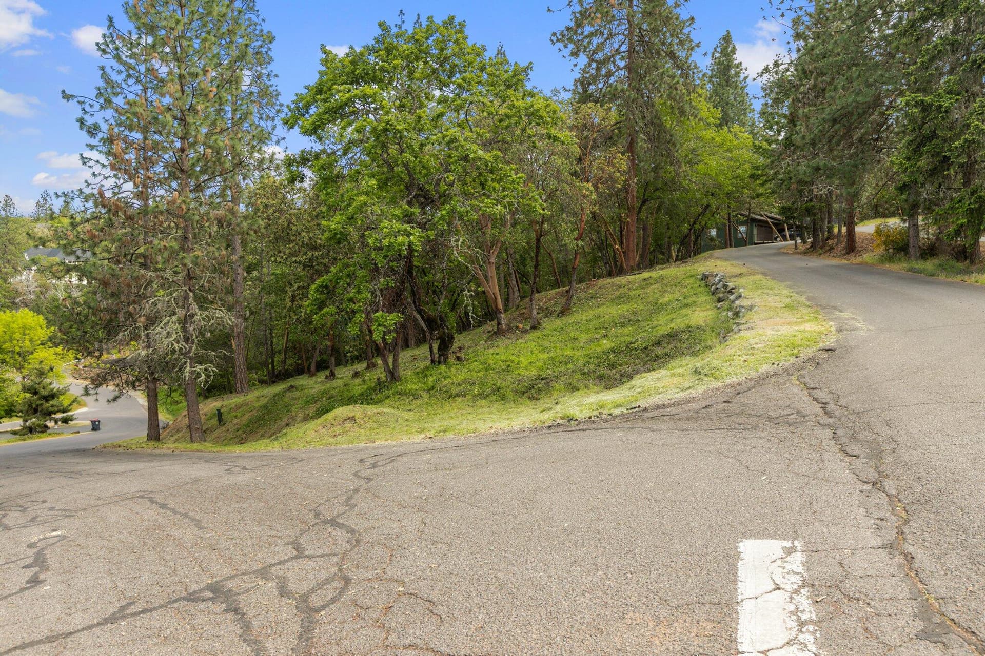 Surrey/Coachman. Photo 2 of 15, 210 Surrey Drive, Jacksonville, OR 97530