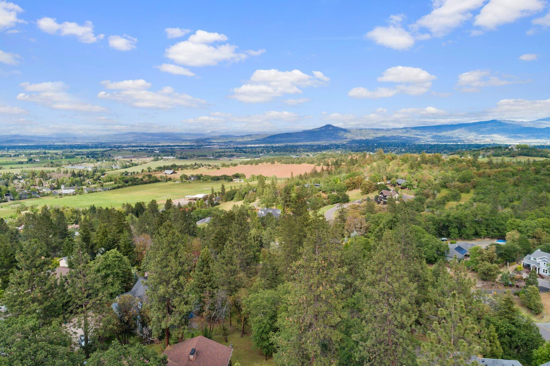 Beautiful Views. Photo 2 of 15, 425 Coachman Drive, Jacksonville, OR 97530