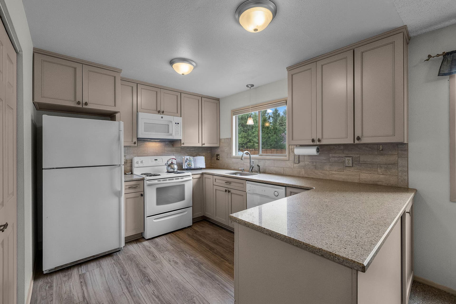 Updated Kitchen. Photo 4 of 35, 807 E Desperado Trail Unit 101, Sisters, OR 97759