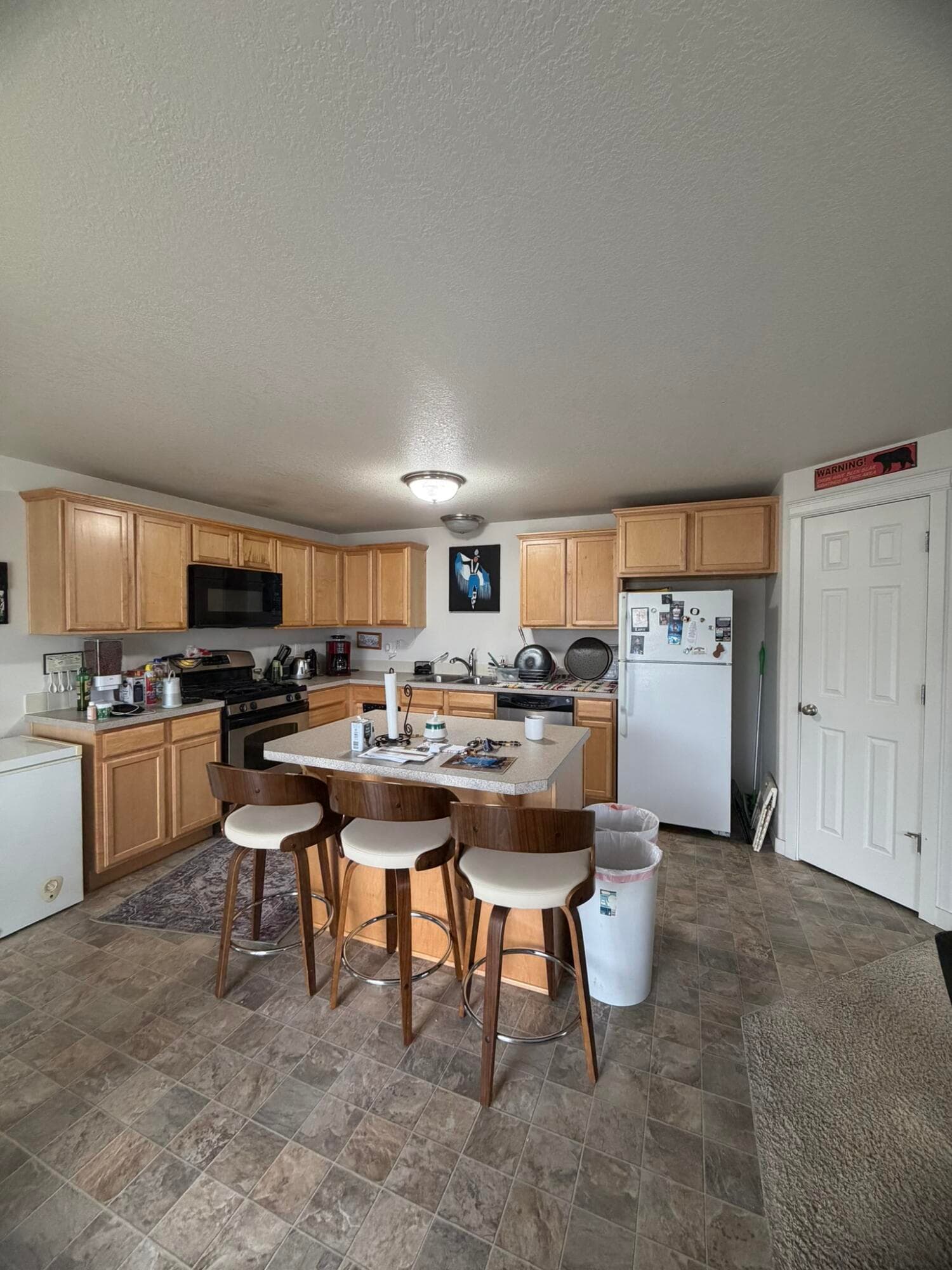 Kitchen. Photo 3 of 10, 897 SE Kierra Place, Madras, OR 97741
