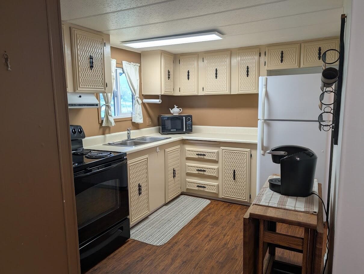 kitchen 2. Photo 4 of 27, 1055 N 5th Unit UNIT 19, Jacksonville, OR 97530