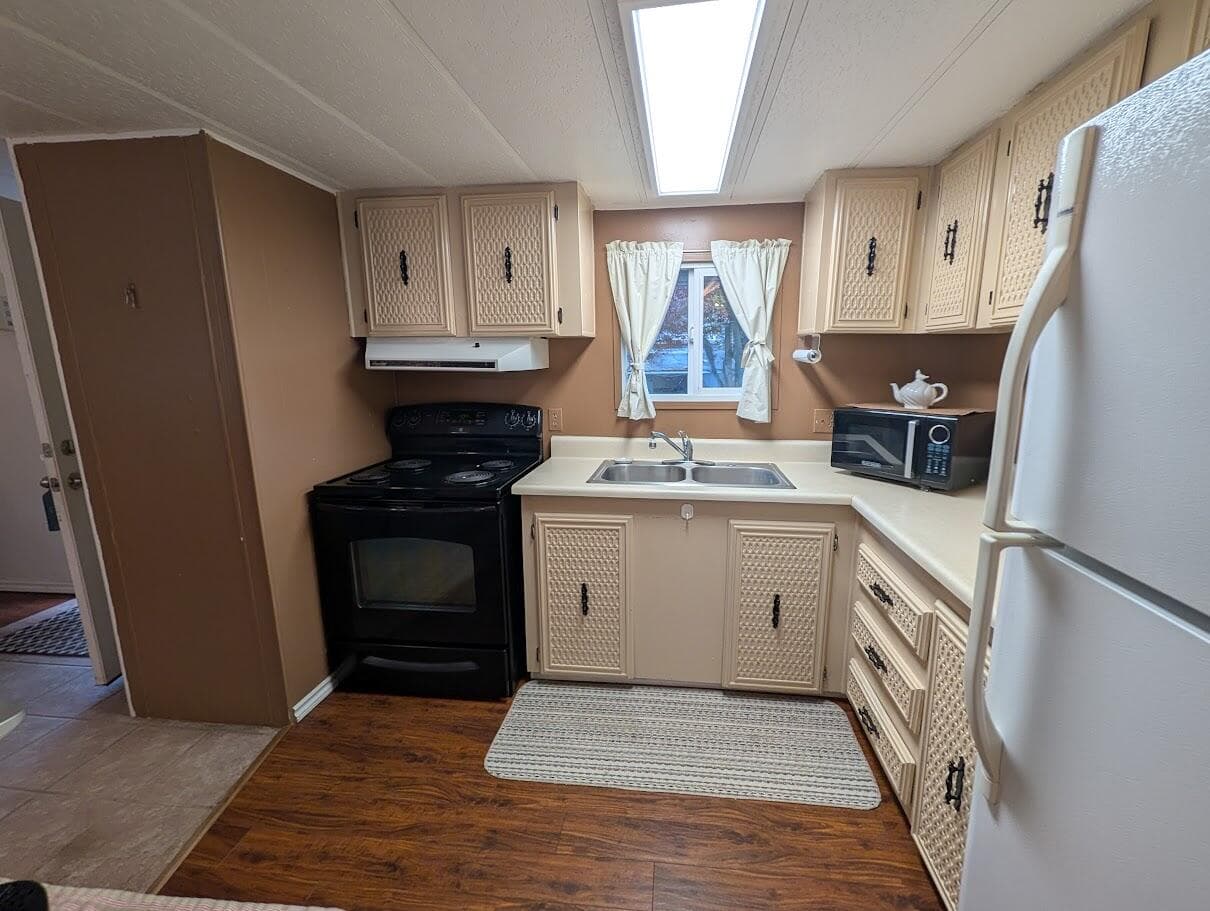 kitchen. Photo 5 of 27, 1055 N 5th Unit UNIT 19, Jacksonville, OR 97530
