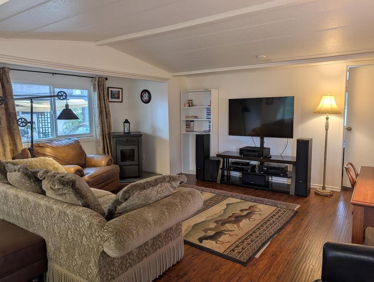 Living room. Photo 3 of 27, 1055 N 5th Unit UNIT 19, Jacksonville, OR 97530