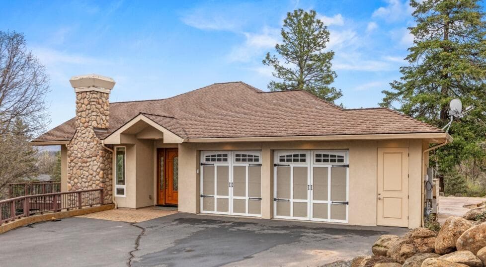Lives Like a One Level. Photo 2 of 68, 6586 Coopers Hawk Road, Klamath Falls, OR 97601