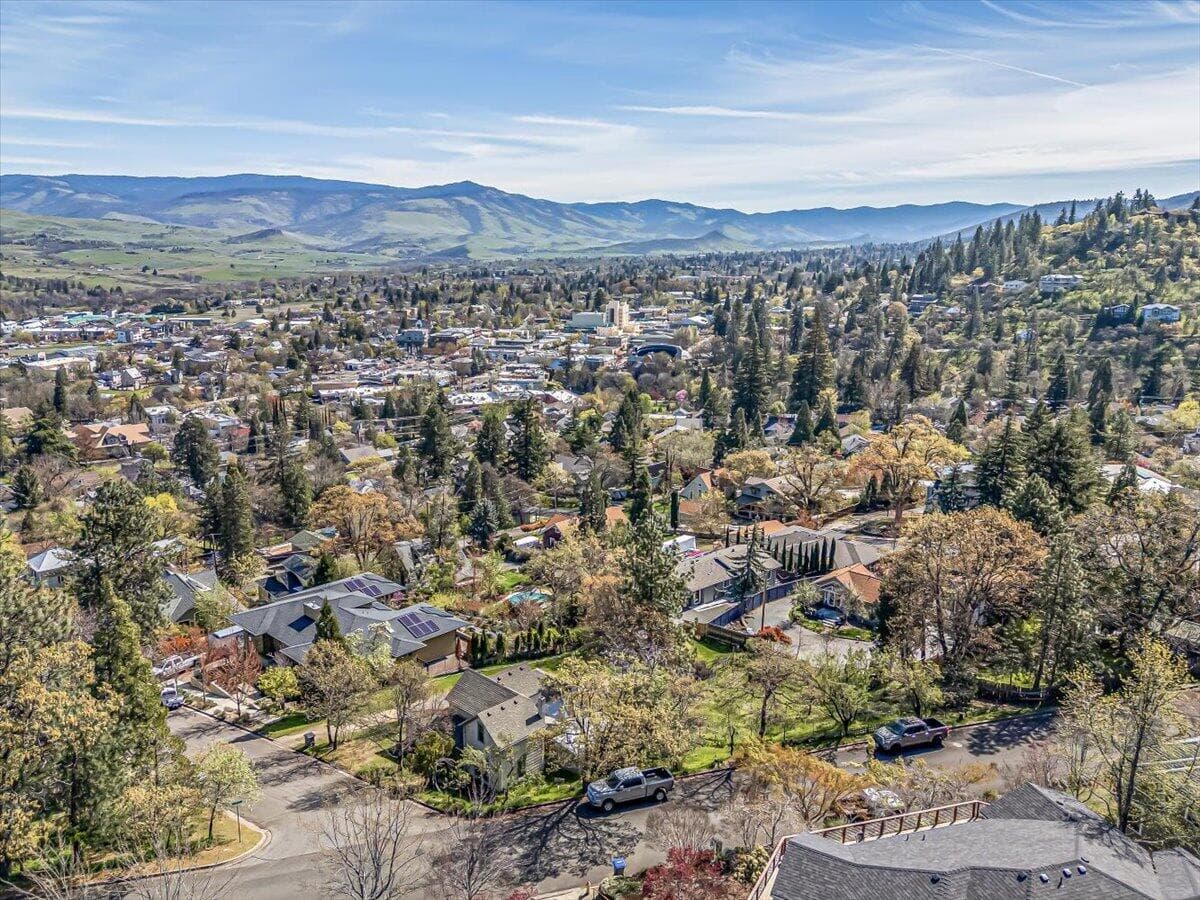 02-2. Photo 5 of 42, 166 Nob Hill Street, Ashland, OR 97520