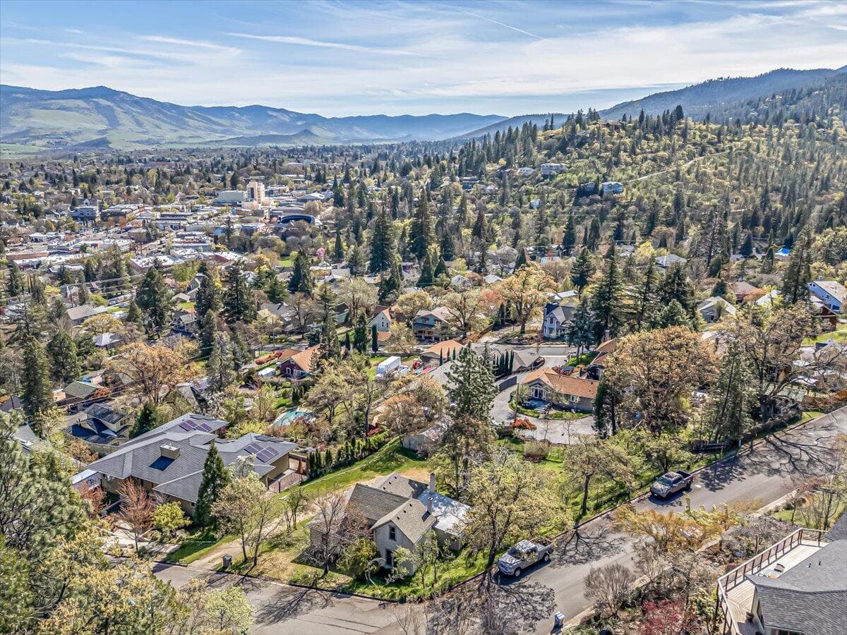 01-1. Photo 1 of 42, 166 Nob Hill Street, Ashland, OR 97520