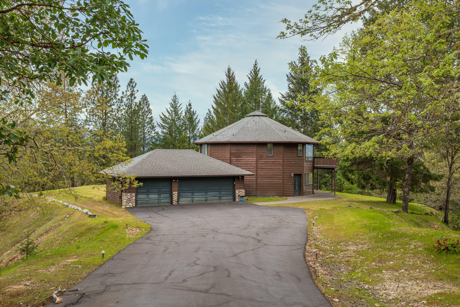 398MadroneRidgeDr-004. Photo 4 of 46, 398 Madrone Ridge Drive, Grants Pass, OR 97527