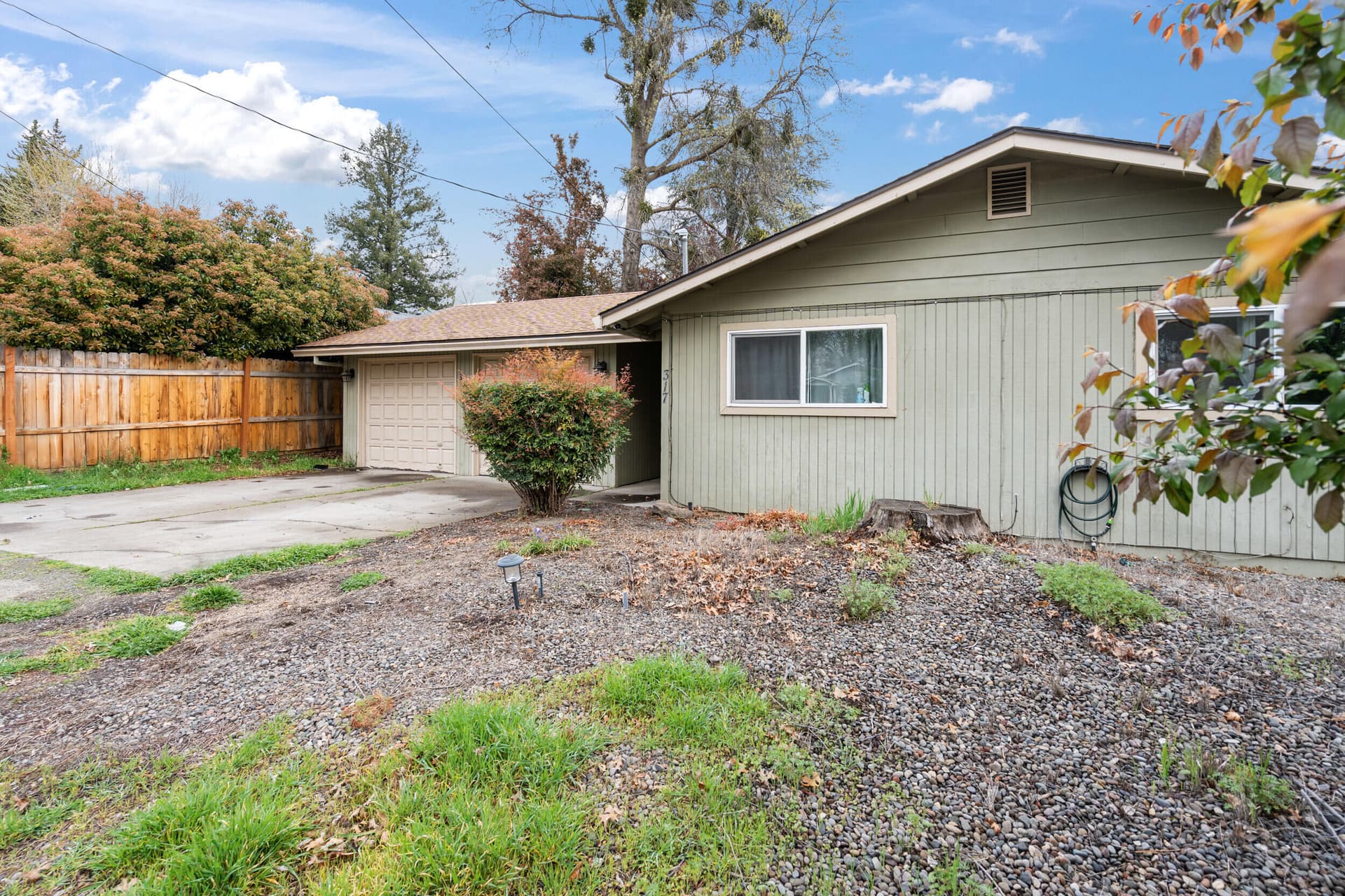 31_317-highland-dr-11b. Photo 2 of 28, 317 Highland Drive, Medford, OR 97504