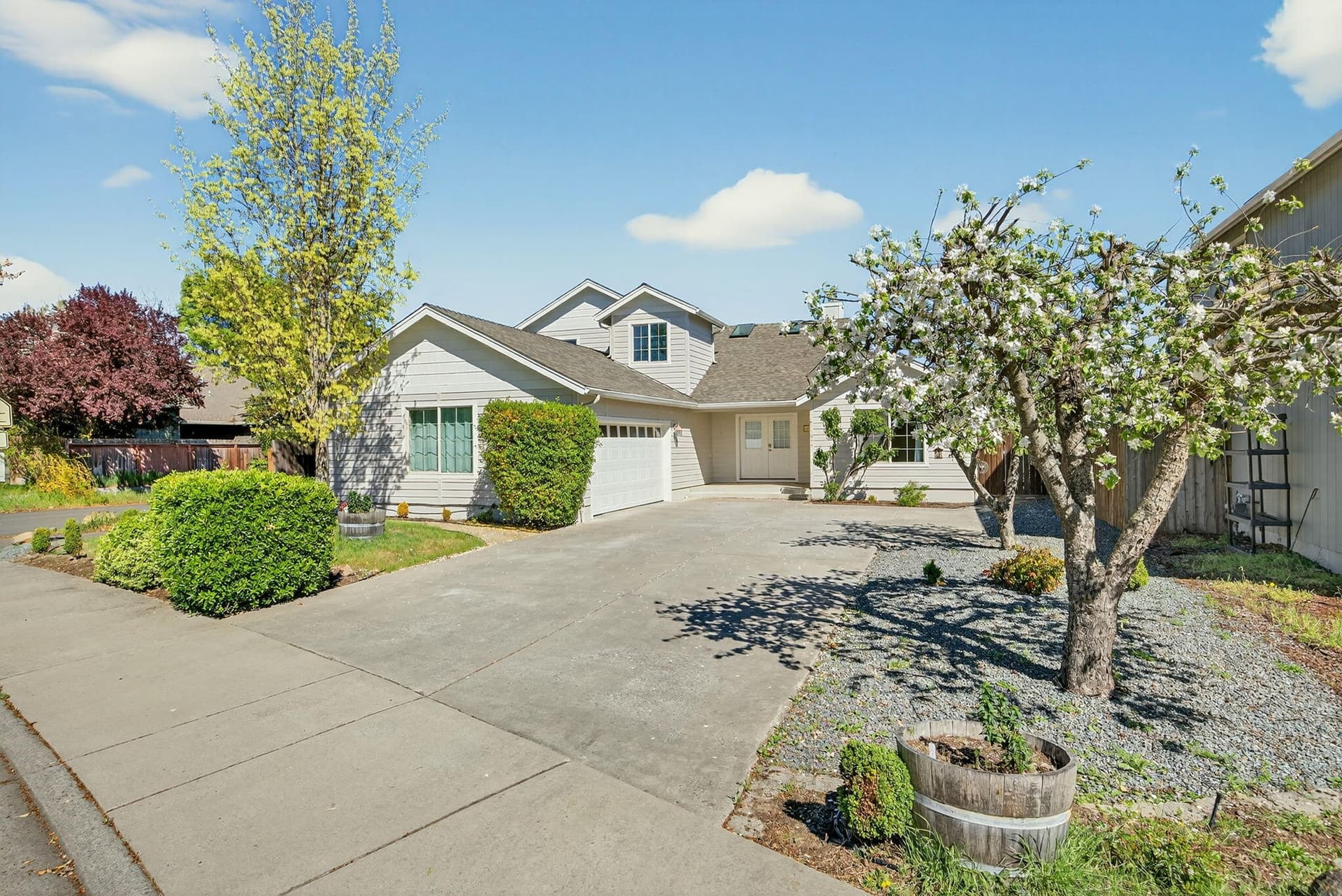 ApxHD00002. Photo 2 of 48, 1044 Havenwood Drive, Eagle Point, OR 97524