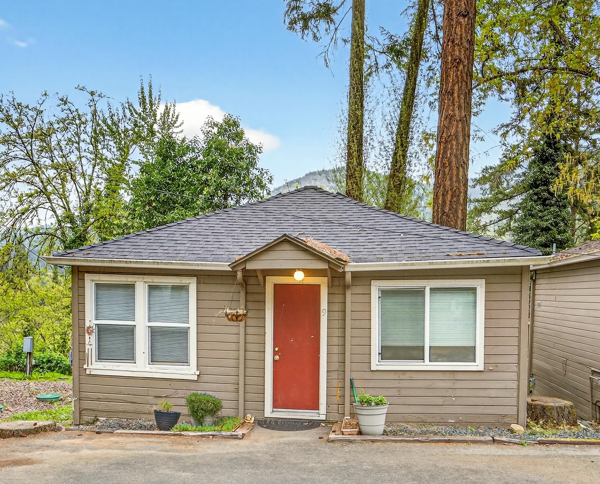 4. Photo 4 of 10, 4600 Rogue River Highway, Grants Pass, OR 97527
