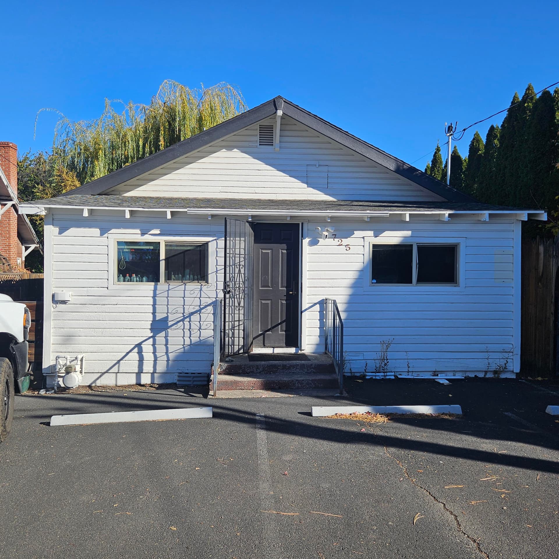 Accessible Parking. Photo 4 of 25, 725 SW 8th Street, Redmond, OR 97756