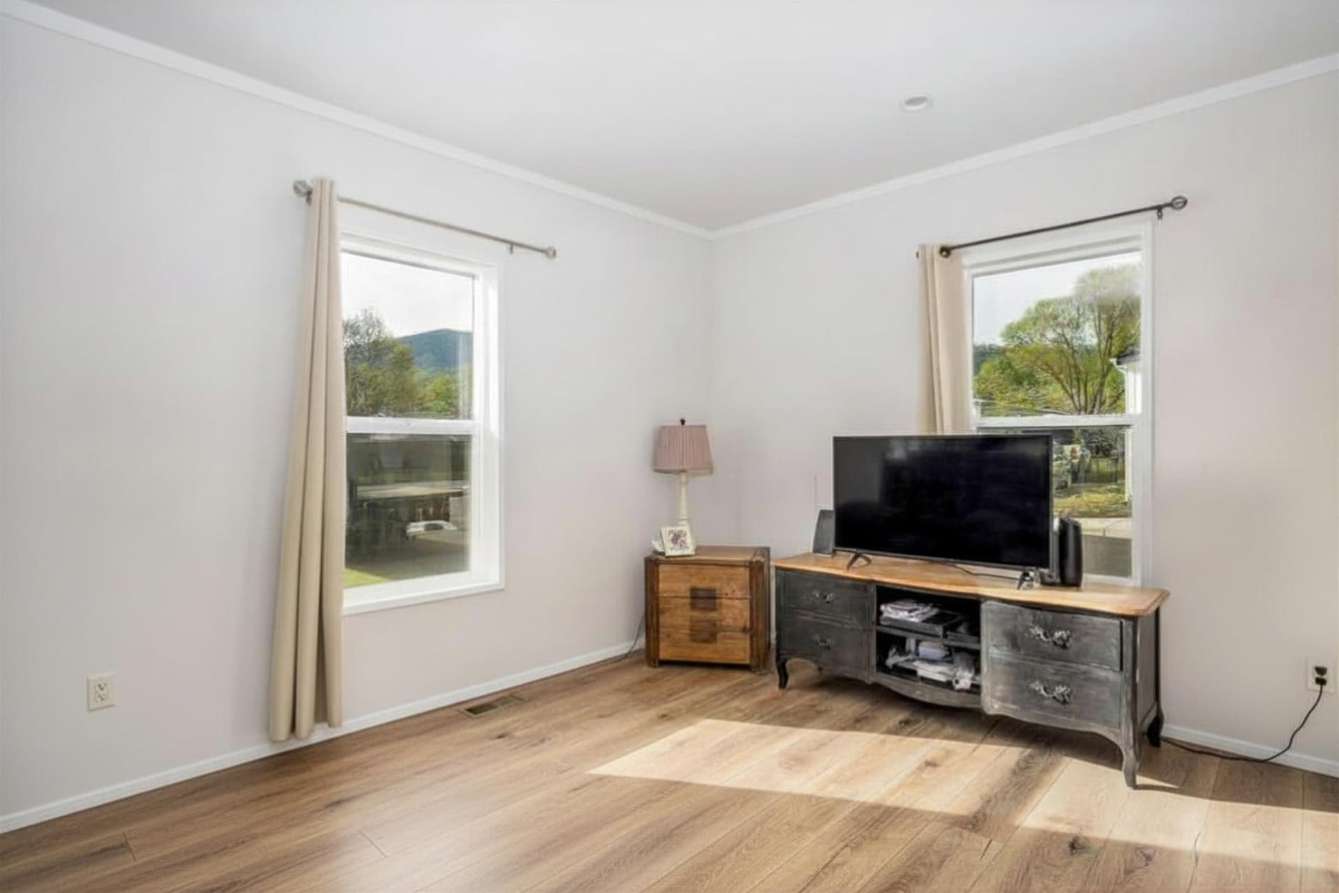 Living Area. Photo 5 of 10, 460 Arnos Street Unit 27, Talent, OR 97540