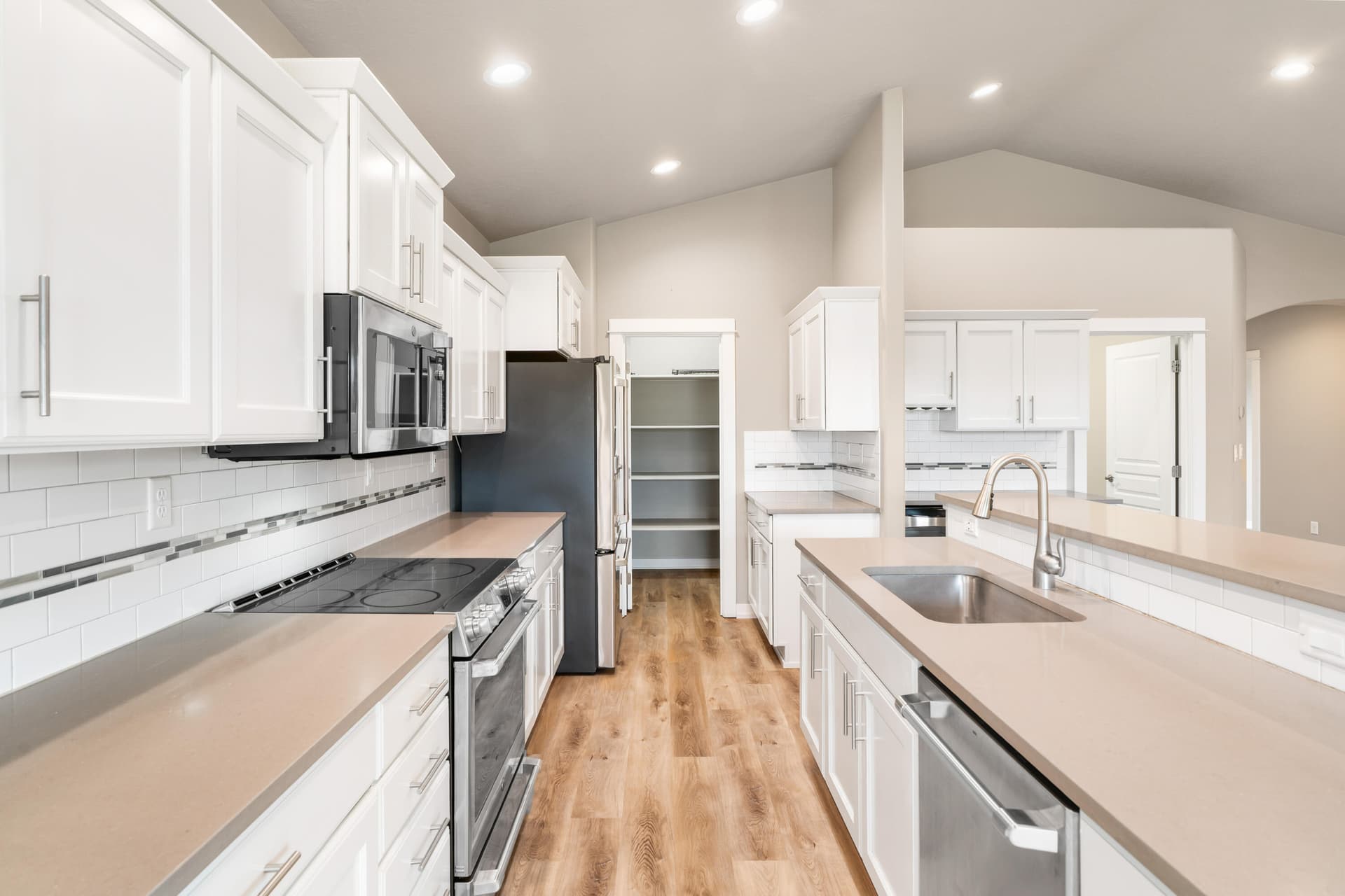 45-Kitchen. Photo 2 of 39, 4485 SW Salmon Avenue, Redmond, OR 97756