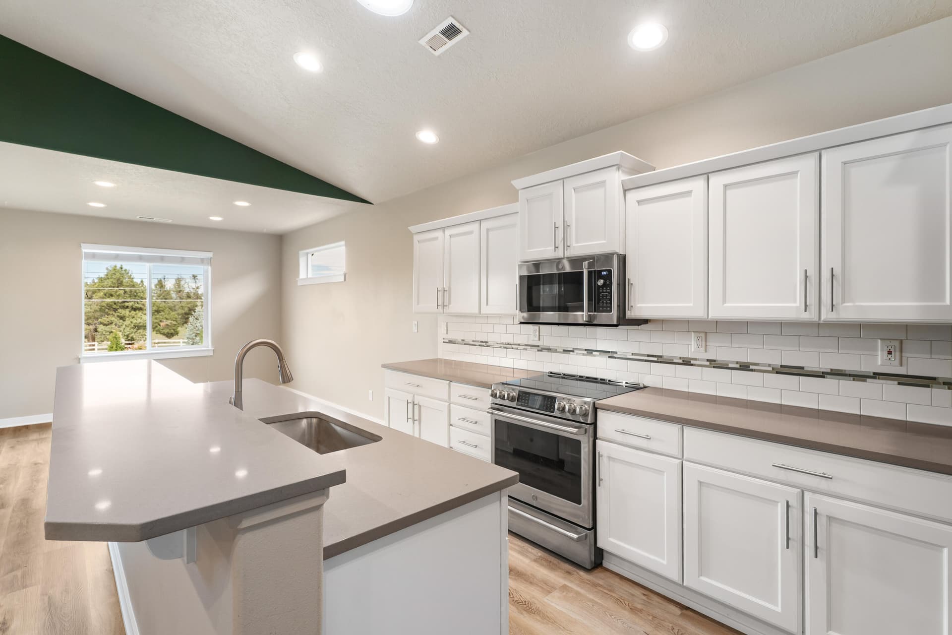 46-Kitchen. Photo 3 of 39, 4485 SW Salmon Avenue, Redmond, OR 97756