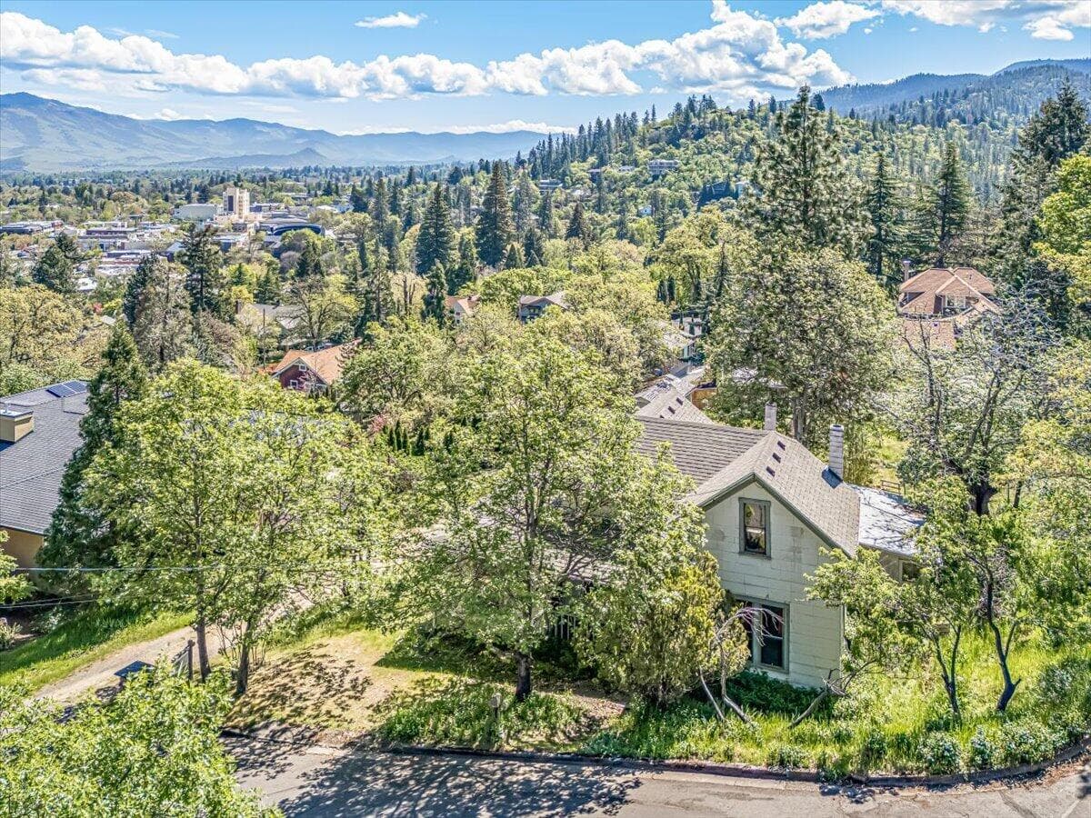 03-55. Photo 2 of 42, 166 Nob Hill Street, Ashland, OR 97520