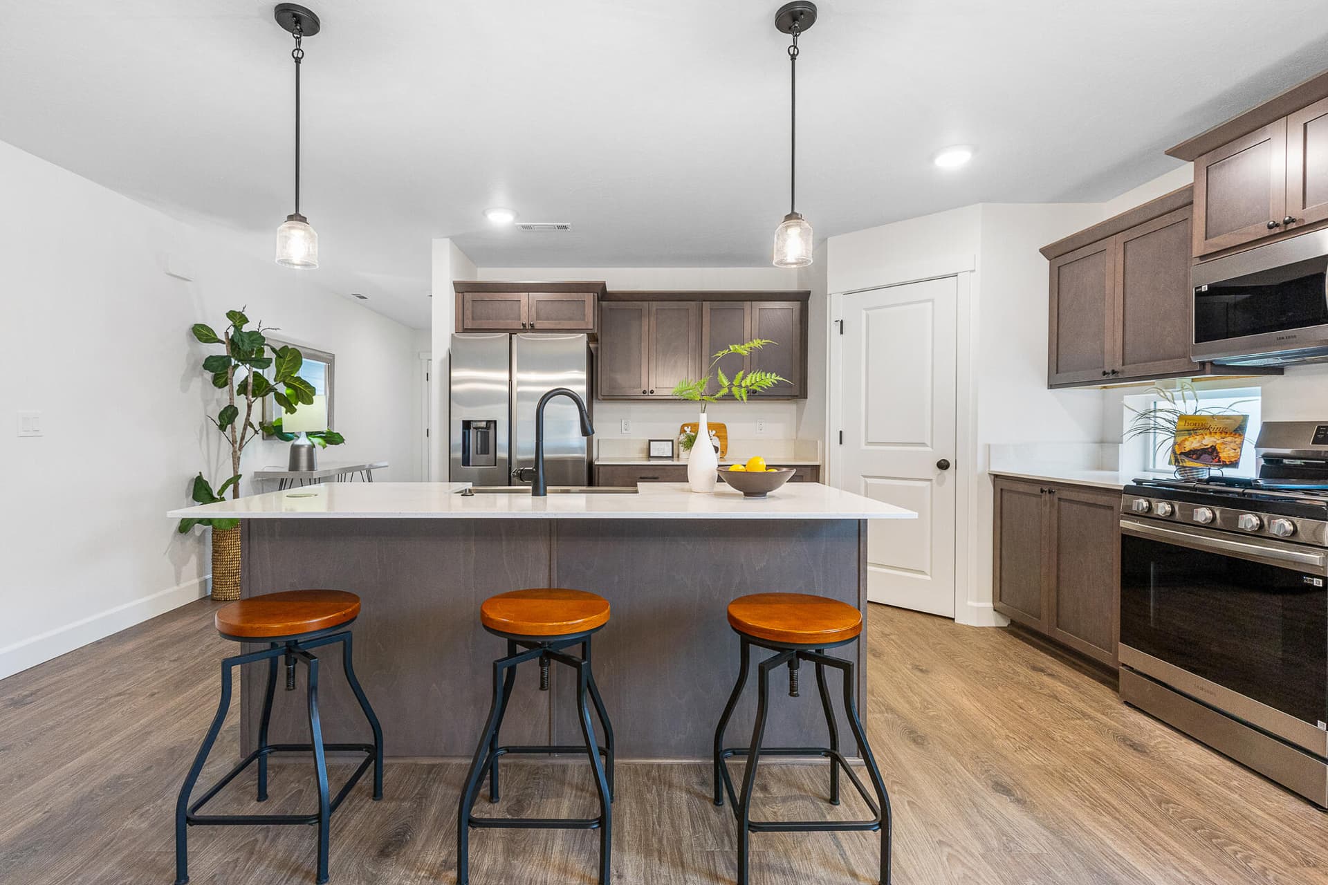 Kitchen Island. Photo 3 of 18, 843 NE Discovery Loop Unit Lot 169, Prineville, OR 97754