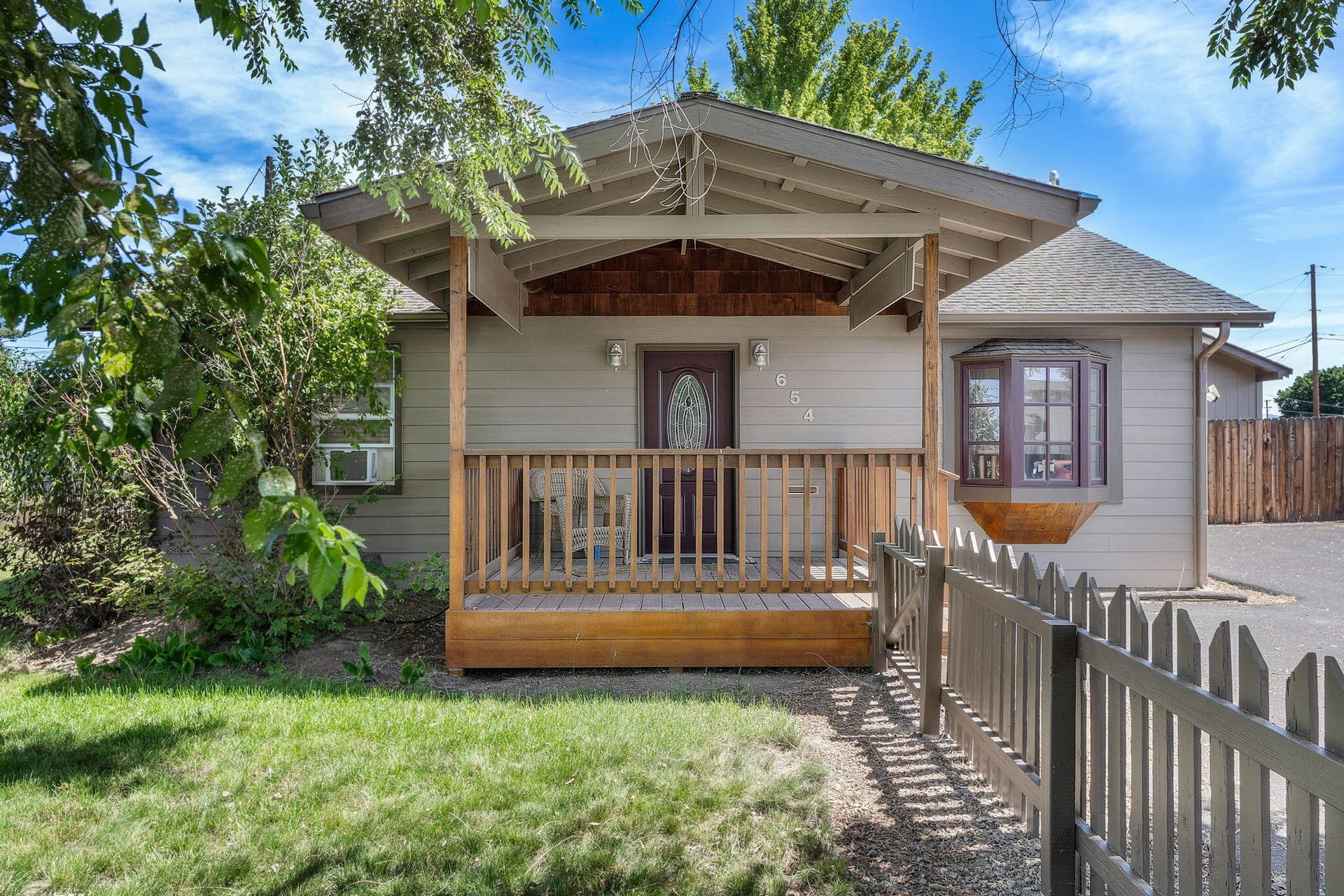 Welcome Home. Photo 2 of 26, 654 NW 4th Street, Redmond, OR 97756