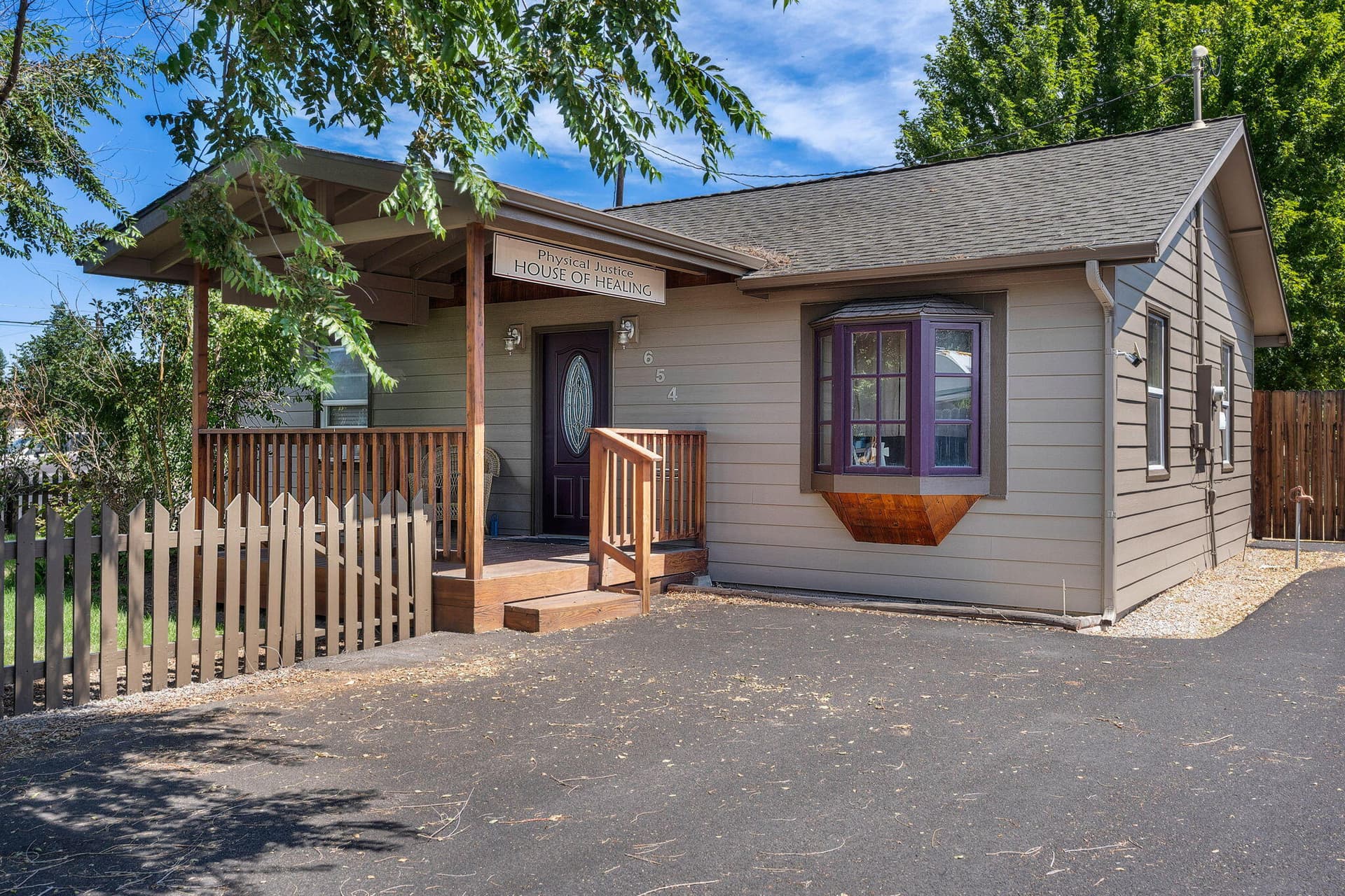 Porch. Photo 3 of 26, 654 NW 4th Street, Redmond, OR 97756