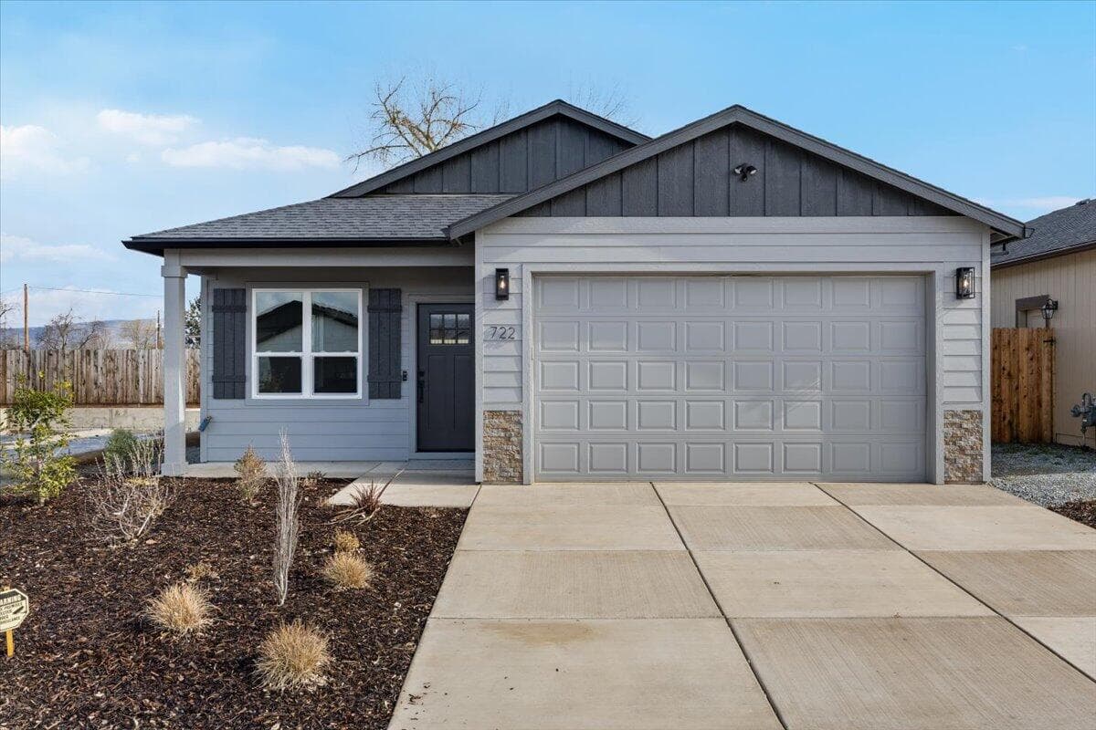 722 pro photos. Photo 1 of 15, 734 Dahl Place Unit 16, Medford, OR 97501