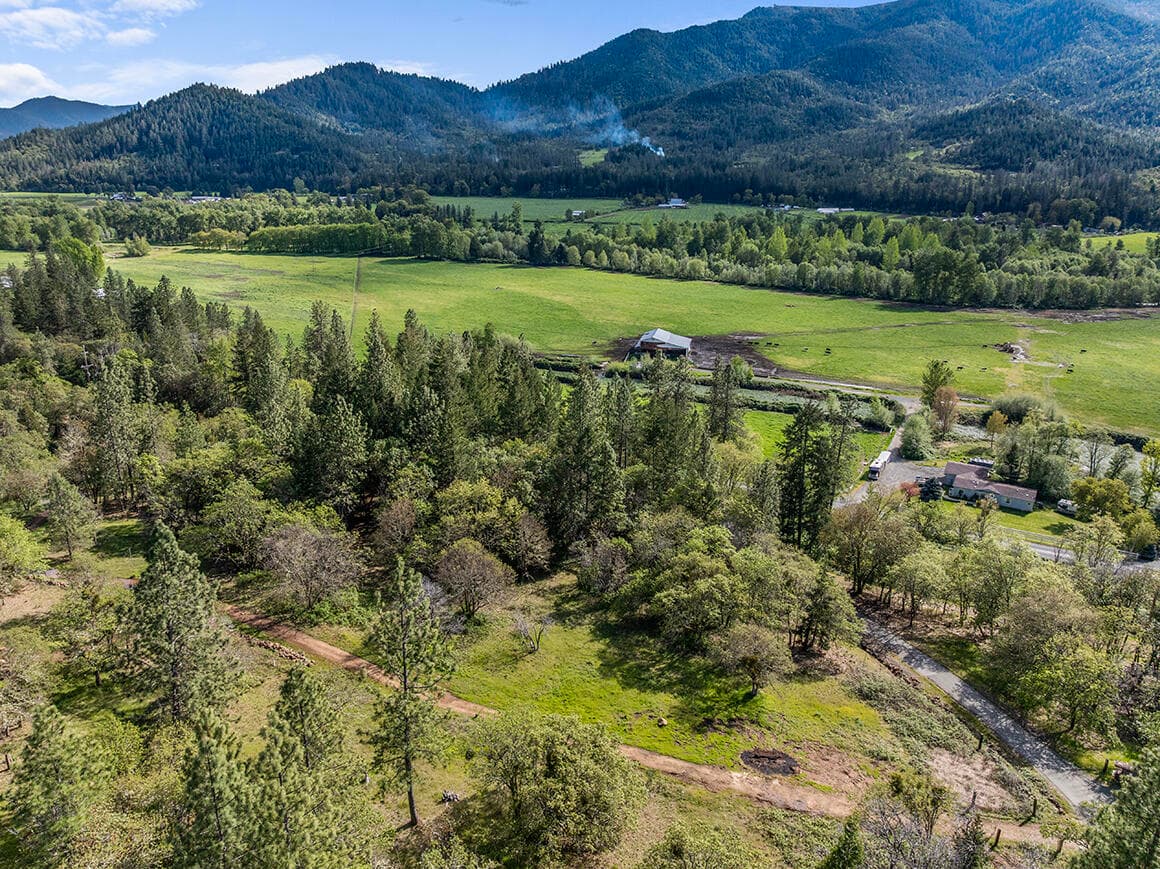 4. Photo 5 of 13, 10470 N Applegate Road, Grants Pass, OR 97527