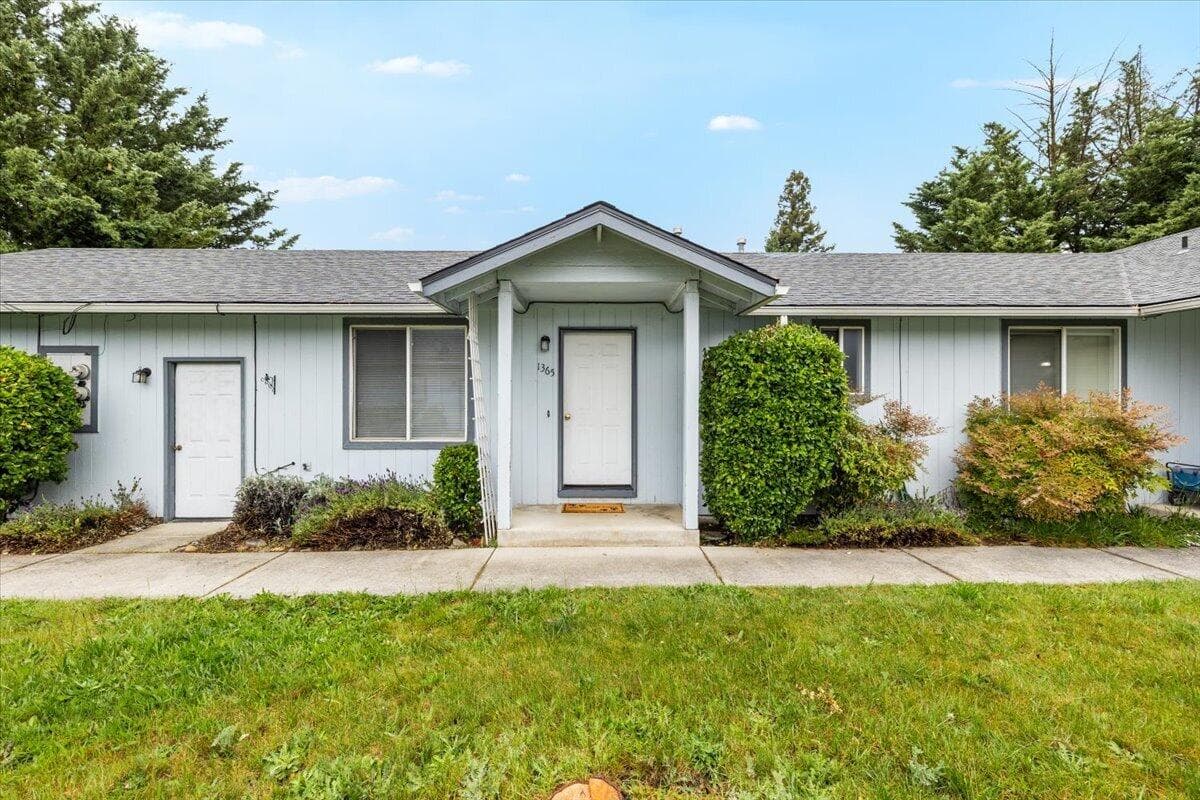 03-CI_8681. Photo 2 of 25, 1365 SW Sun Glo Drive, Grants Pass, OR 97527