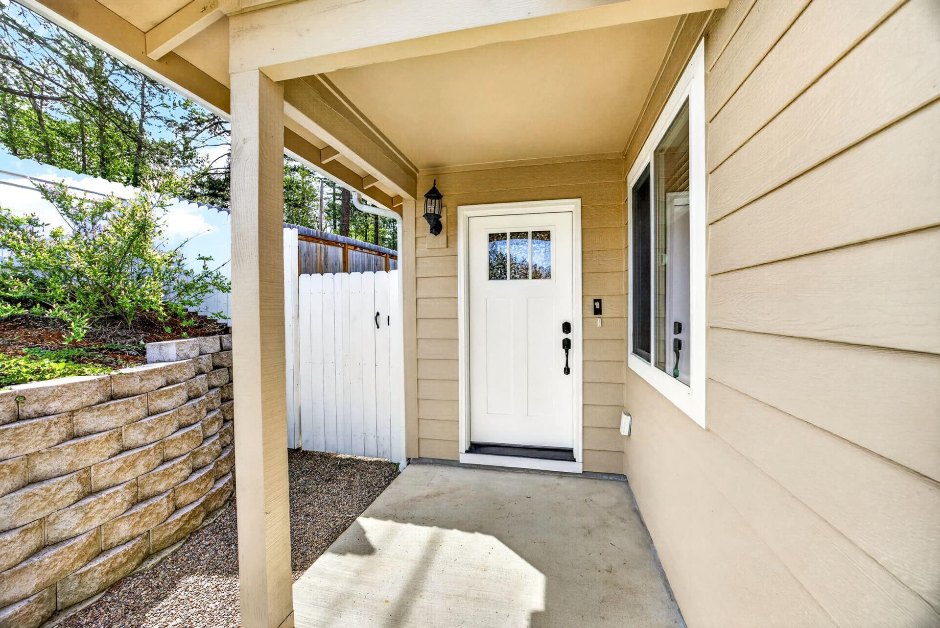 ApxUnitA00010. Photo 2 of 37, 3001 University Road Unit A & B, Grants Pass, OR 97527